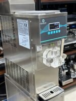 ⁦ماكينة ايس كريم 1 ذراع بشاشة على الطاولة إنتاجية 8 لتر في الساعة⁩ - الصورة ⁦3⁩