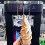 ماكينة ايس كريم على طاولة مع شاشة إنتاجية 25 لتر في الساعة